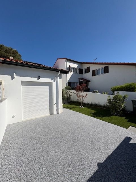 Béton désactivé vs résine : quel revêtement choisir pour votre allée ?